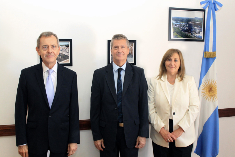 El nuevo Directorio de la ARN está conformado por el presidente, Dr. Leonardo Sobehart (centro); el vicepresidente 1º Ing. Carlos Terrado (izquierda) y la vicepresidente 2º Mag. Adriana Politi (derecha)