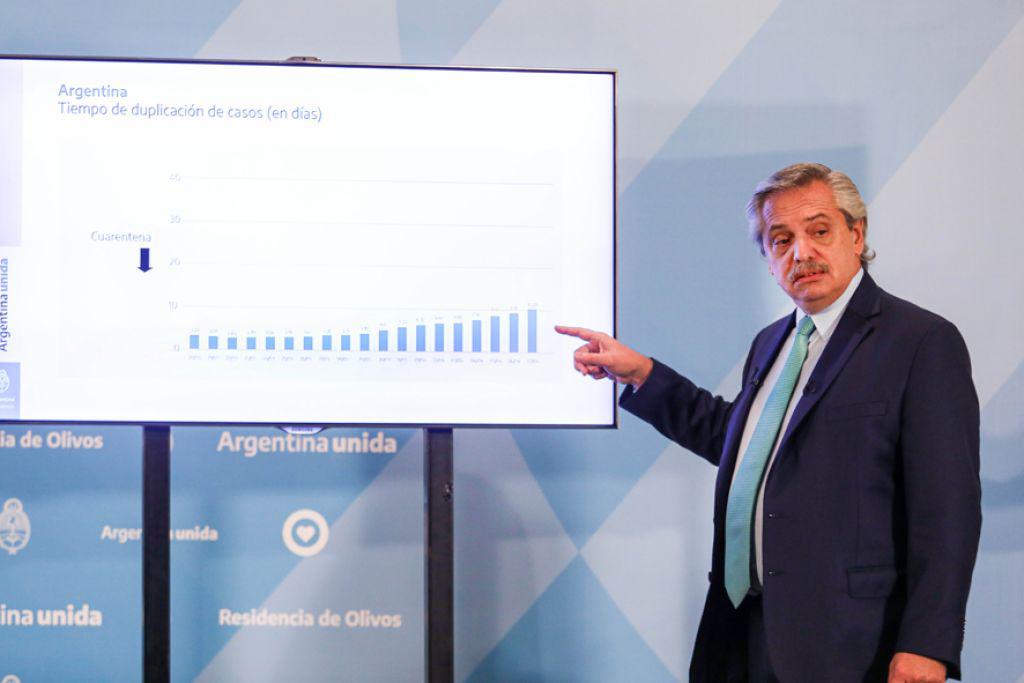 alberto_fernandez_presidente_argentino_brinda_datos_con_graficos_sobre_coronavirus_