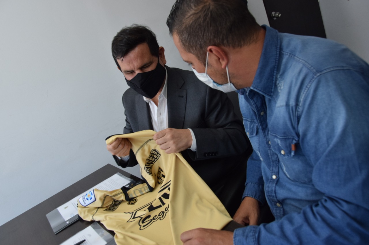 Fernando Galarraga sosteniendo una camiseta del club atlético