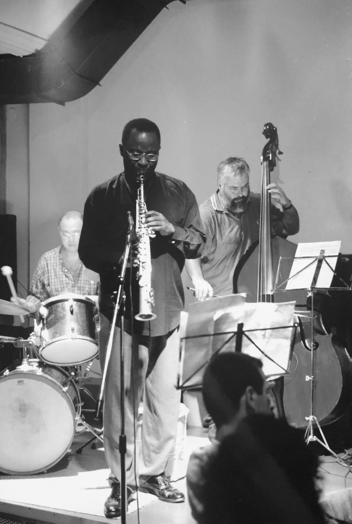Sam Newsome con Pepi Taveira y Hernán Merlo en el Jazz Club de Buenos Aires, 29 de noviembre de 1997. Foto de Ricardo Stepaniuk.
