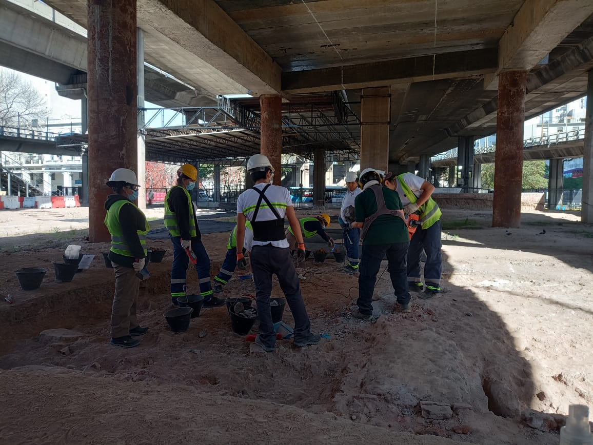 Trabajadoras y trabajadores del Espacio para la Memoria y del programa Potenciar Trabajo realizando tareas de excavación arqueológica
